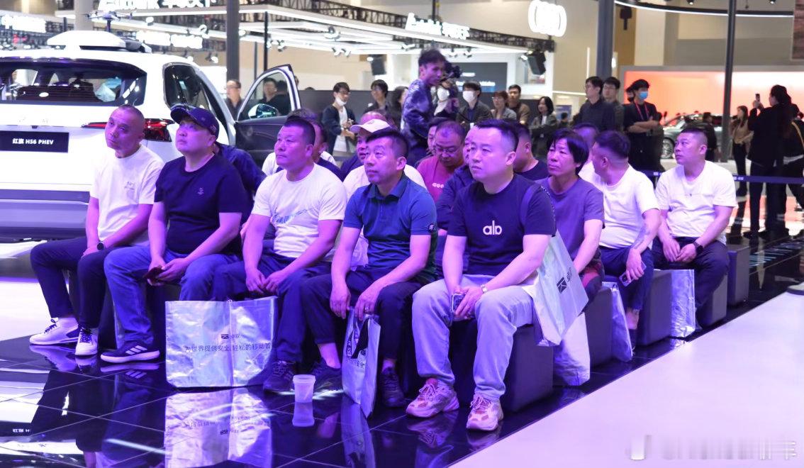 让每一位卡车司机安全回家卡友们可太现实了，重点问的就是有了辅助驾驶还能超载吗？好