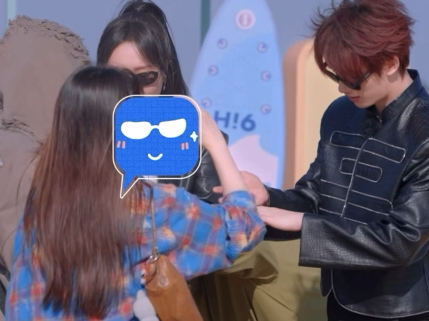 “快来防晒～”“手手手！”“耳朵也要。”哭了，这个丁程鑫精致的嘞！丁程鑫手和耳朵