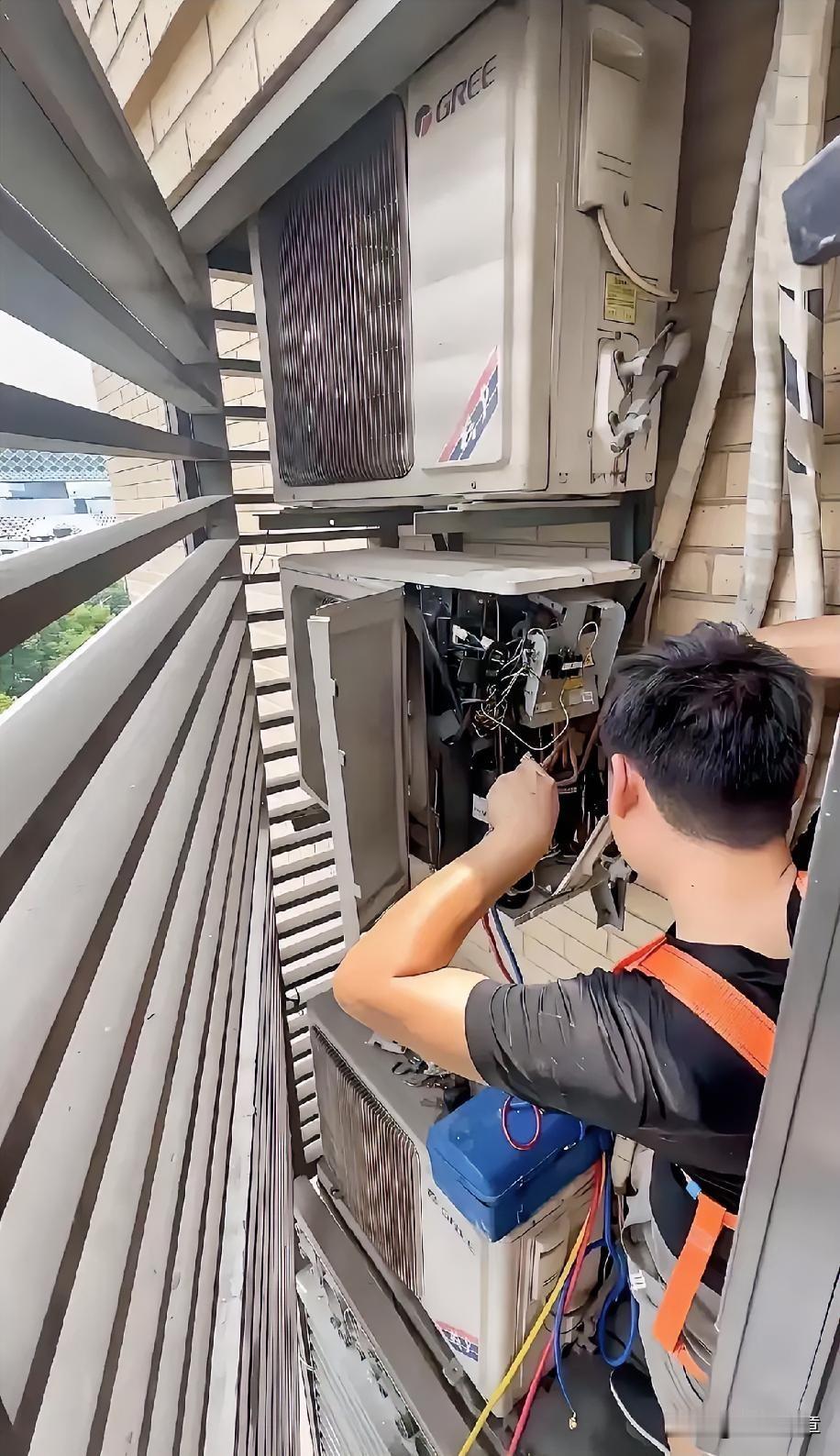 南京一个空调修理工，顶着38度高温干完活，客户多给了七十块钱，他下楼买了瓶冰可乐