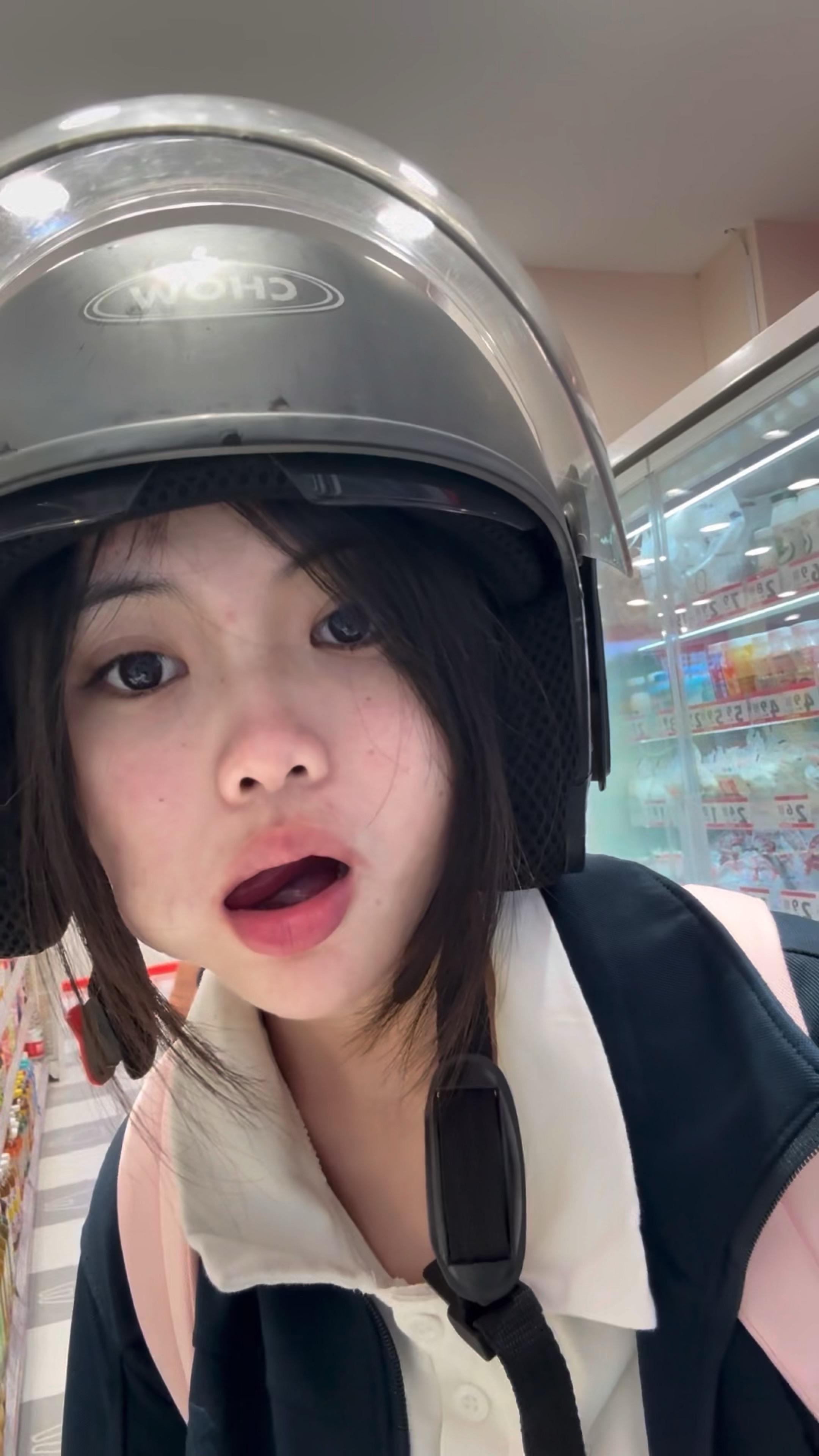 我根本就不喜欢化妆 喜欢素面朝天大口地吃着好吃的 然后幸福的眯着眼笑 ...