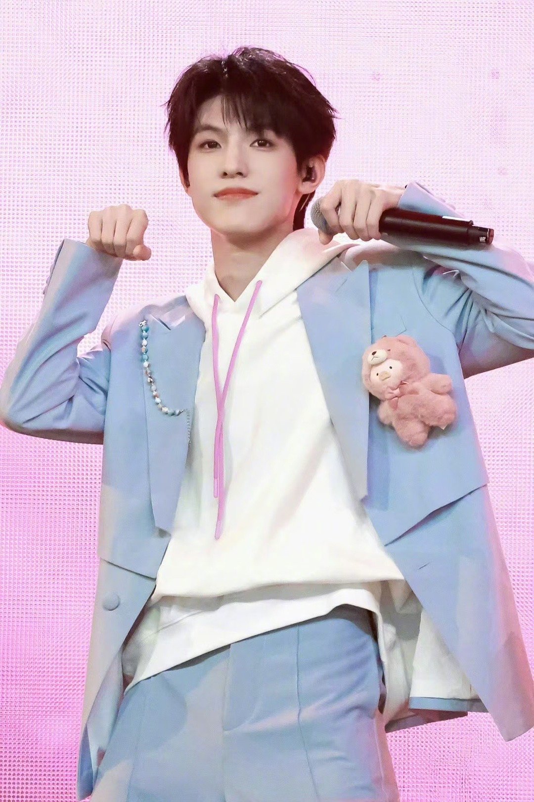 #TF三代台历#登陆少年忙内 小朋友也太可爱了吧😍张泽禹穿着吉利服也特别特别萌