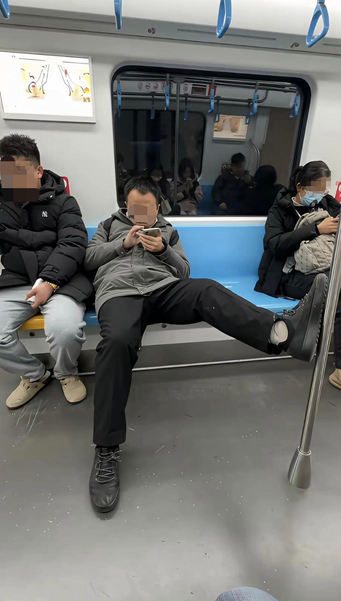 地铁上，遇到这种人怎么办[泪奔]