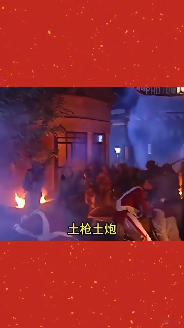 网友问，义和团一边砸铁路，一边用洋枪，是不是很矛盾。
他们拆铁轨，烧车站。
电报