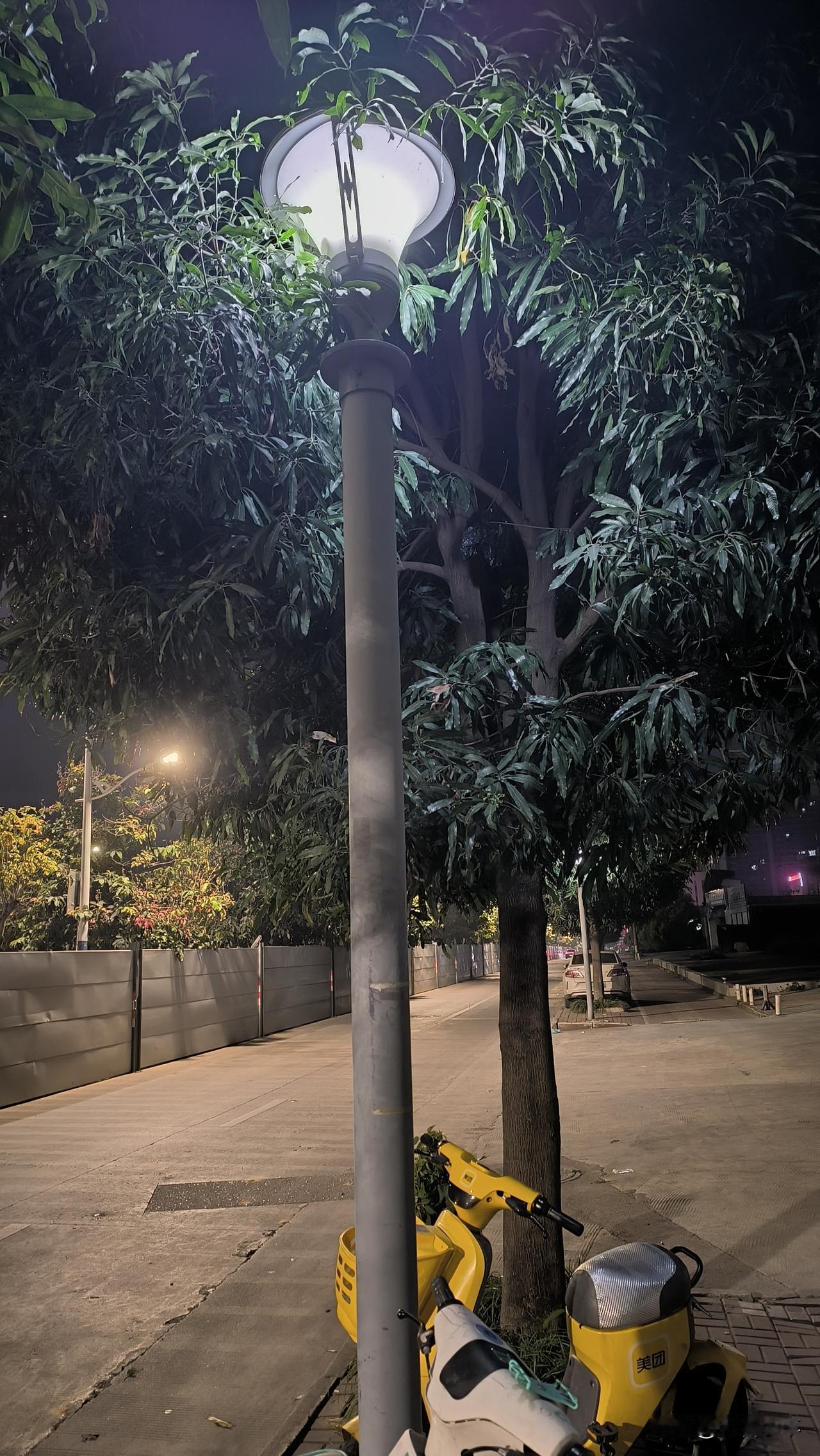 没想到天还没亮，路上的人就这么多了。
今天起了一个大早，4点多就醒了，出门的时候