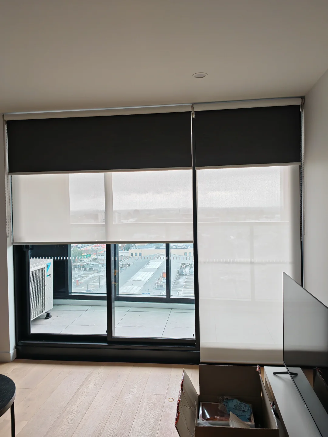 这咖啡色的卷帘在阴天看起来竟该死的高级