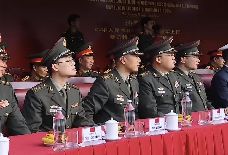 庄严的军事会议，将军们正聚精会神地聆听。