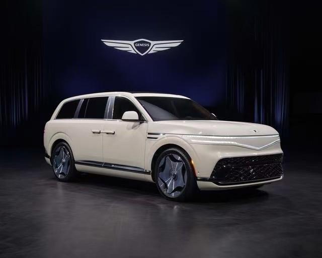 捷尼赛思GV90全尺寸纯电旗舰SUV，采用十分少见的工程方案：准备两套完全独立的
