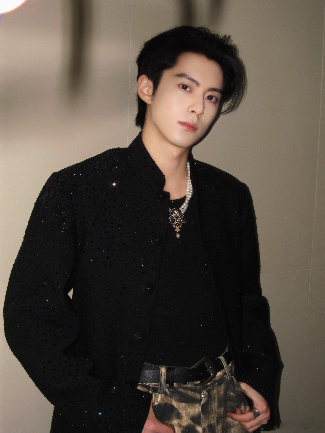 给王鹤棣打爽了 沉浸式游戏趣味互怼，直接给王鹤棣打爽了，综艺感焊死在身上，帅疯的