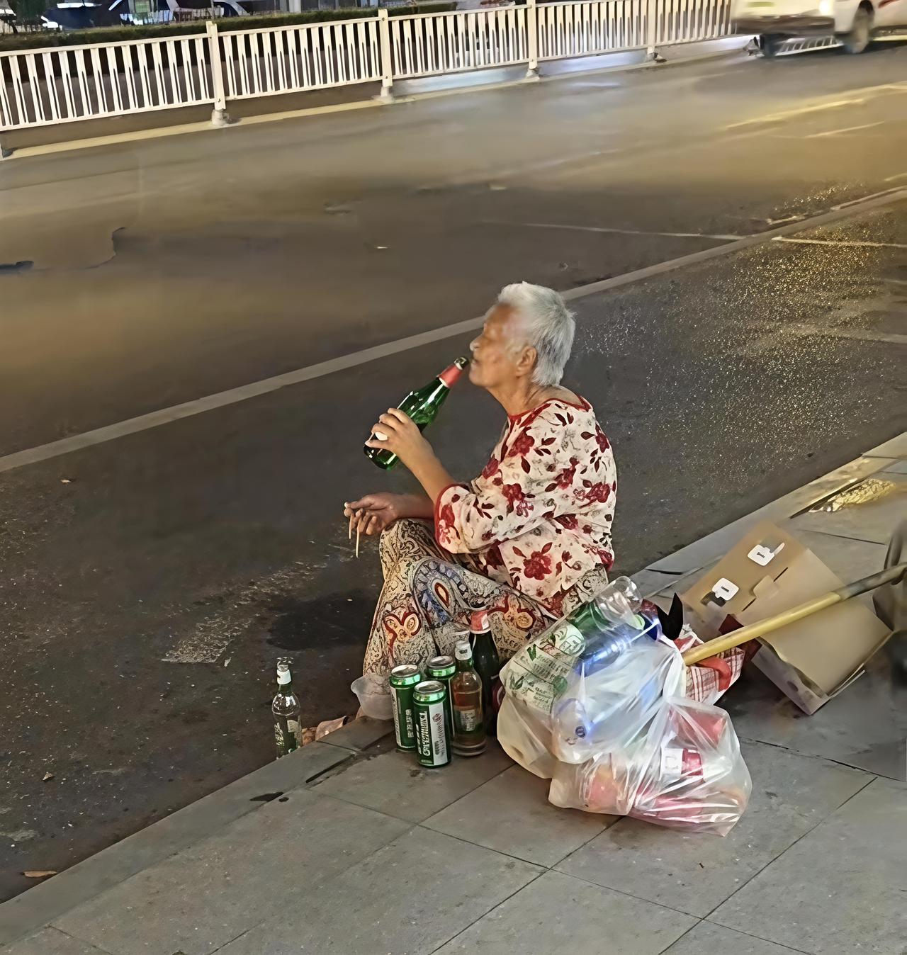 记录最美的遇见劳累一天了，收工前喝一口解解乏！大娘的身板很硬朗！路遇老阿姨