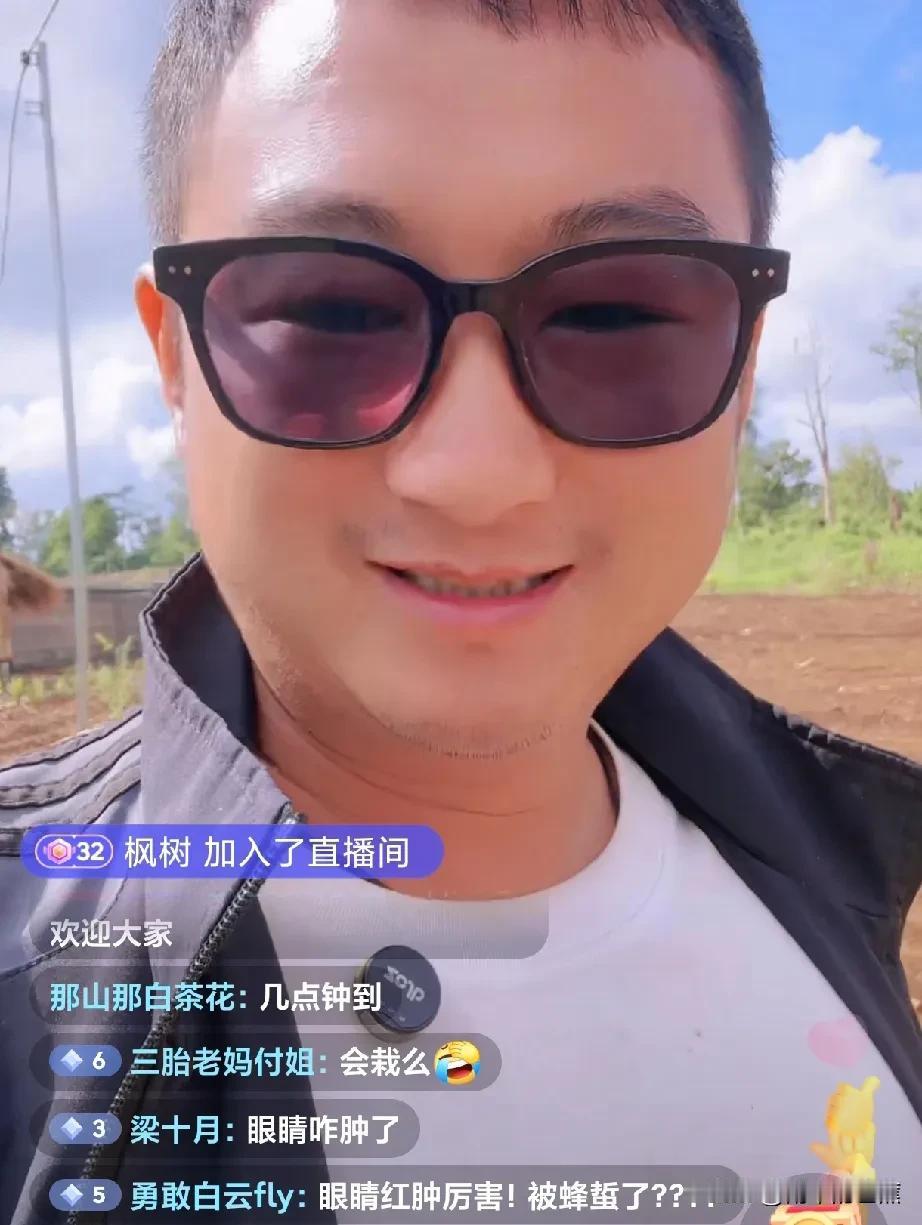 一大早，阿彪就开启了直播，迎接丈母娘和小姨子的到来。

眼尖的网友们一下就注意到