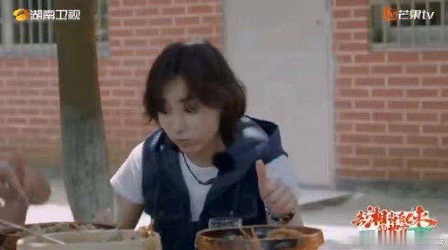 #李斯丹妮吃出中华小当家表情包#  在《去湘当有味的地方》，李斯丹妮品尝常德鳜鱼