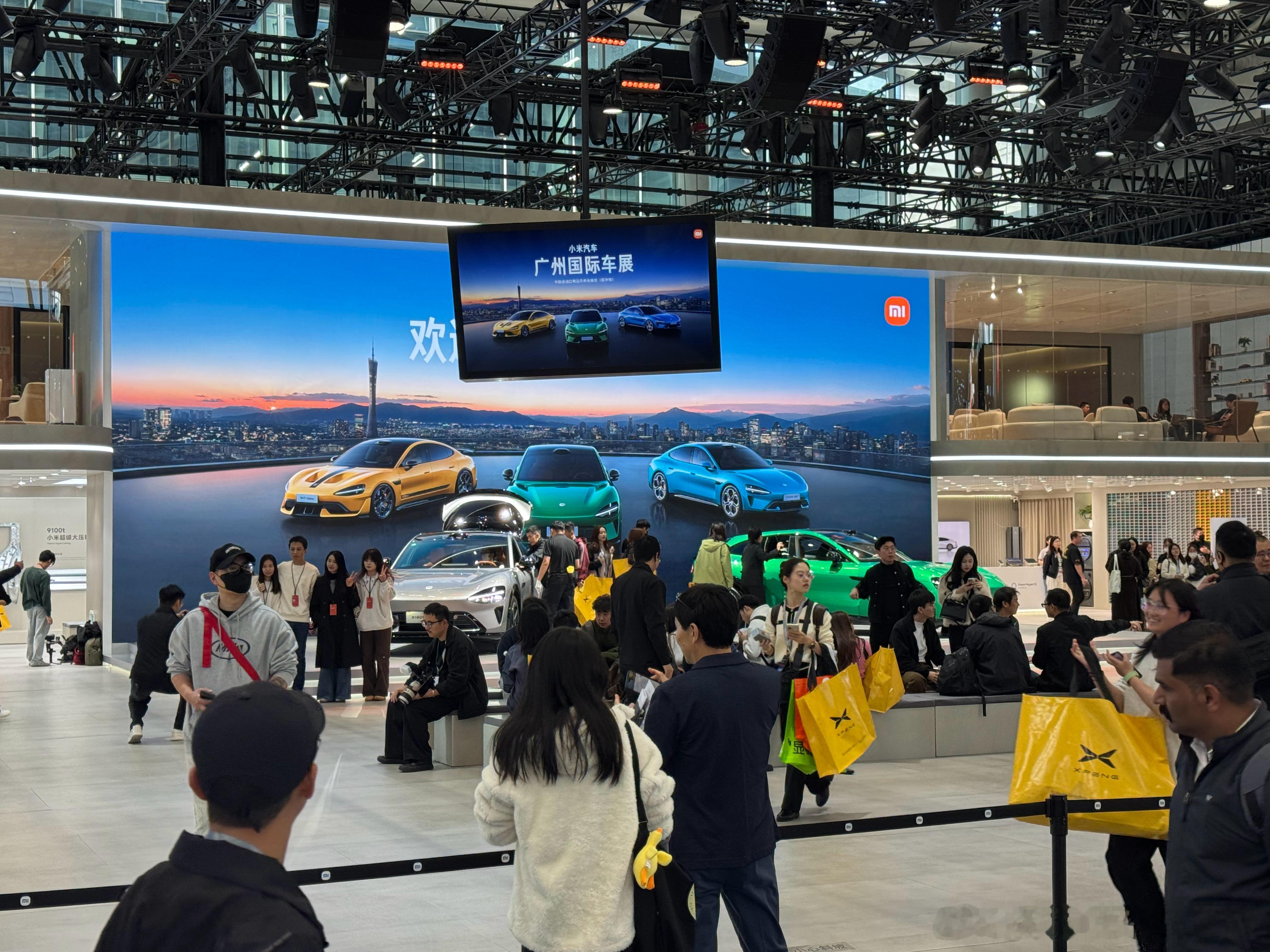 小米汽车展台，失去了光环，现场寥寥无几 