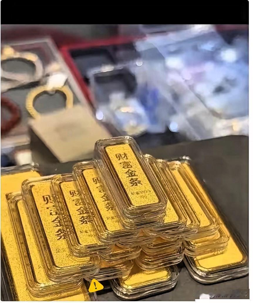 黄金啊，这得坑了多少家庭？
当大家以为金价回落到870多元时已经很便宜了，这其实