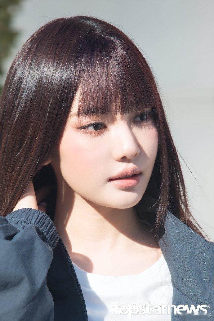 宁艺卓齐刘海又美又飒 宁艺卓齐刘海又美又飒，能够感受到咱们的妹宝也是很萌的！齐刘