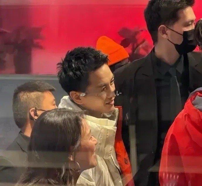 谁说陈晓不爱笑了，眼里没光了，这和马思纯在一起聊天的状态不是挺自然挺松弛挺和谐的