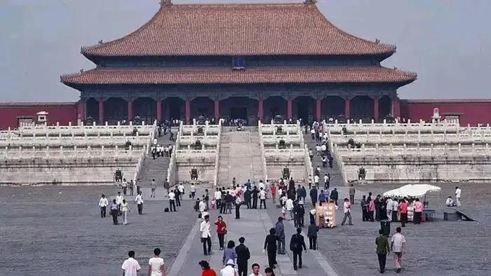 这是1983年，一位美国游客镜头下的故宫。
#故宫的风景# 
#就爱拍故宫# 
