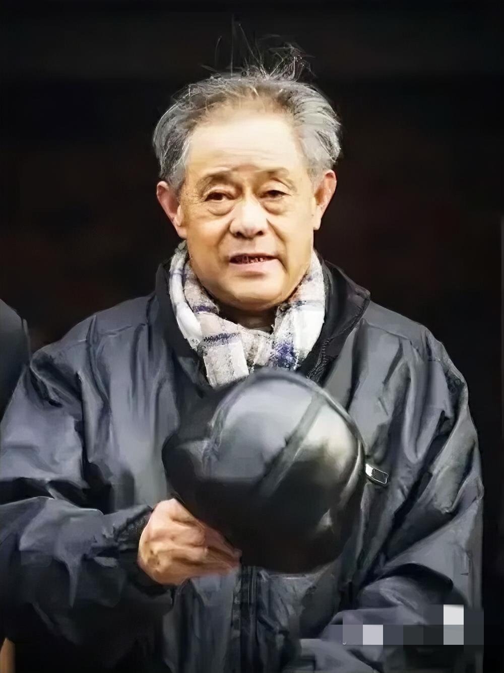 看到战友圈转的一段关于徐湖平的往事，挺唏嘘的。

在部队就品行不佳，靠偷奸耍滑博