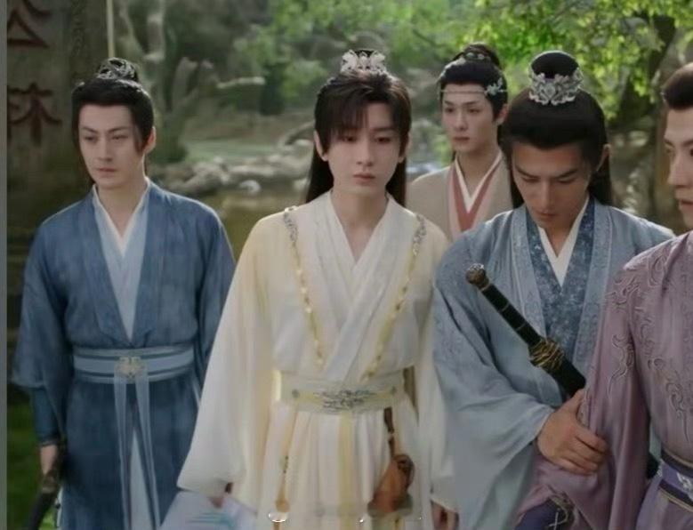 《赴山海》又一名场面，成毅拿着剧本出现在正片里，这穿帮镜头也太明显了吧…… ​​