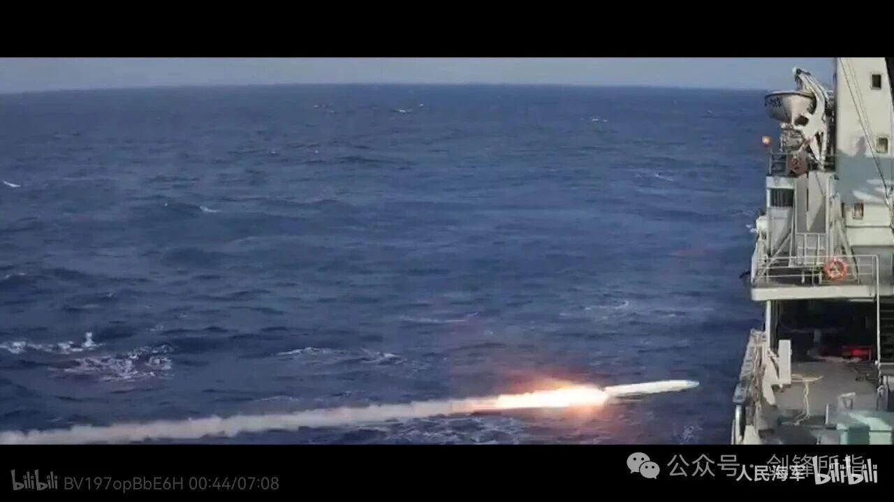 人民海军77周年宣传片震撼首曝：潜射鹰击-18掠海“刺”穿靶舰

在人民海军成立