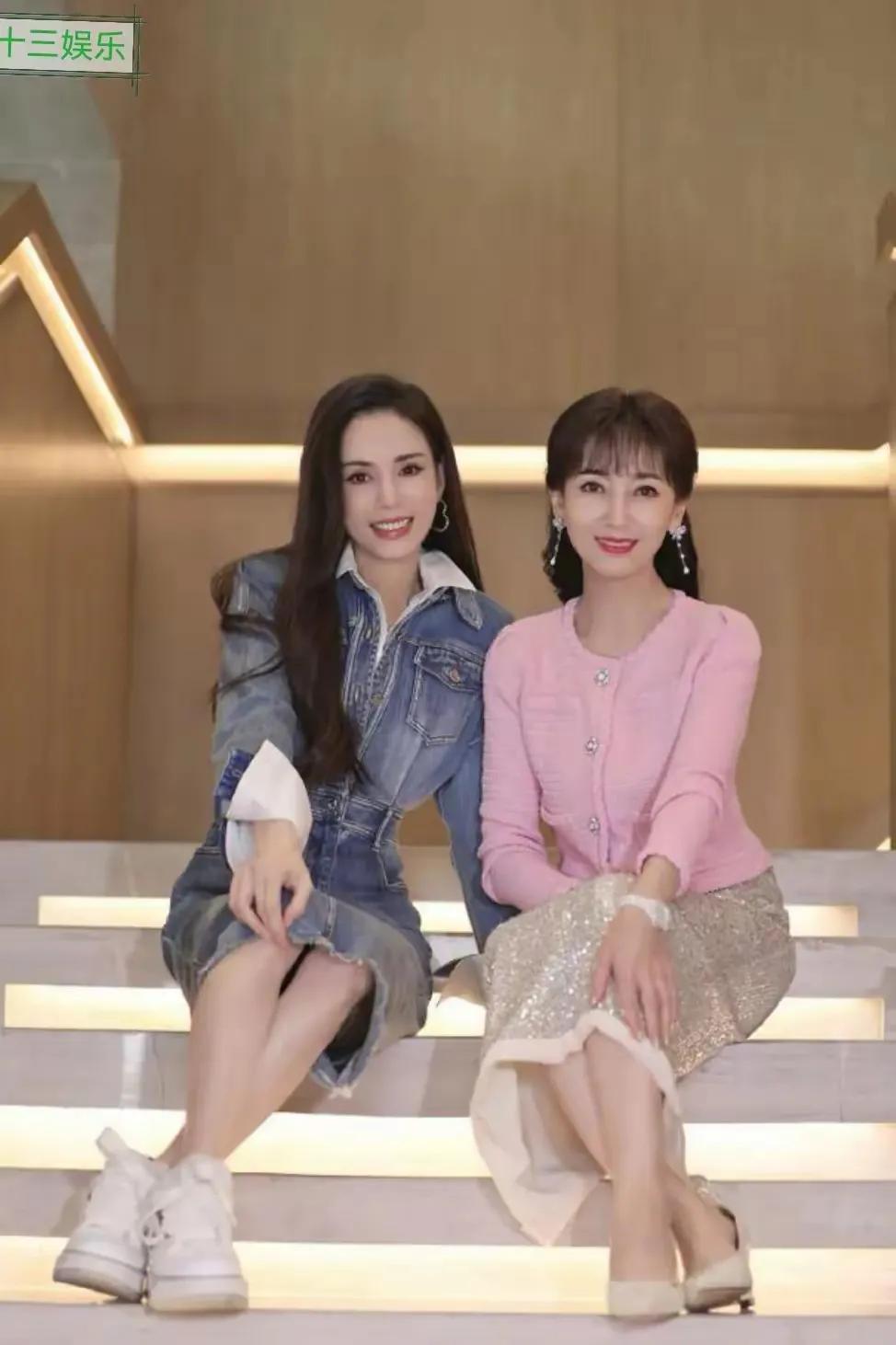 她们俩一人一个经典角色，吃了快有一辈子了！左边的是小龙女李若彤，右边的是白娘子赵