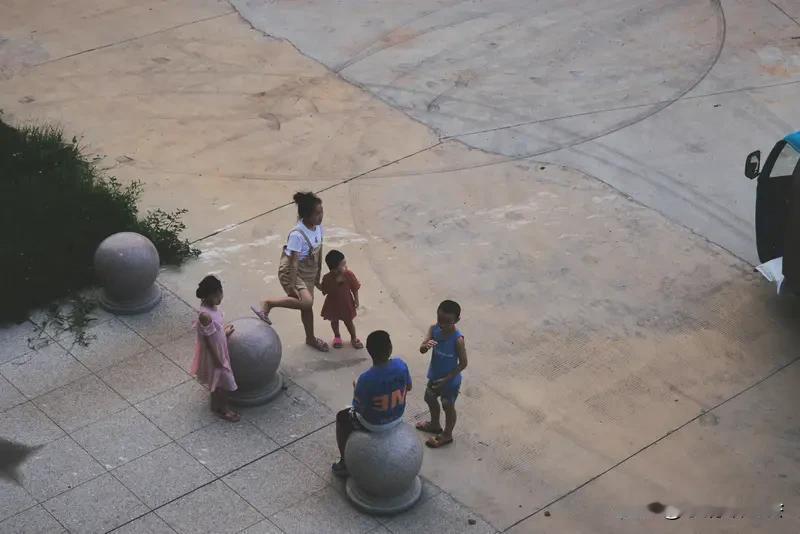 童年游戏就像夜空中的繁星，闪耀着满满回忆。上世纪六十年代，打雀儿是热门游戏。一根