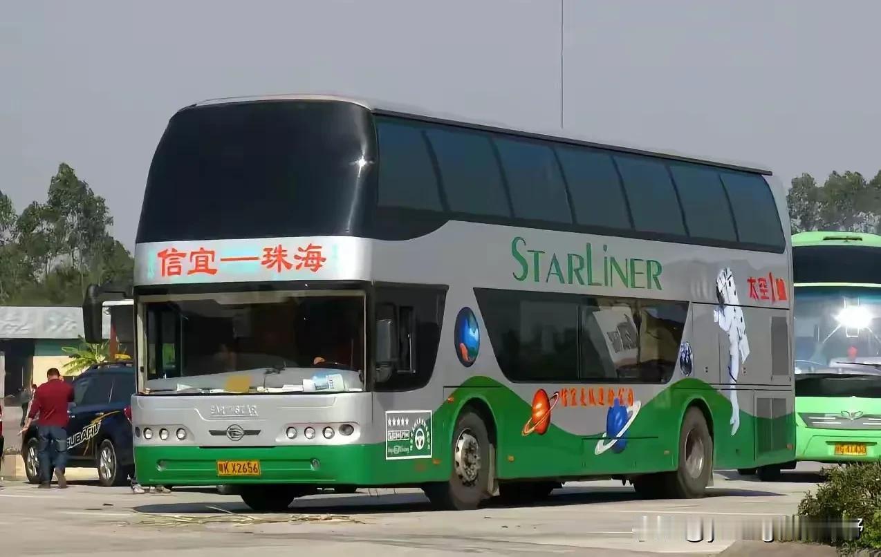 这种双层高靠座椅的巴士在国内其实不算多见吧？广东省内似乎曾经就是粤西地区的湛江、