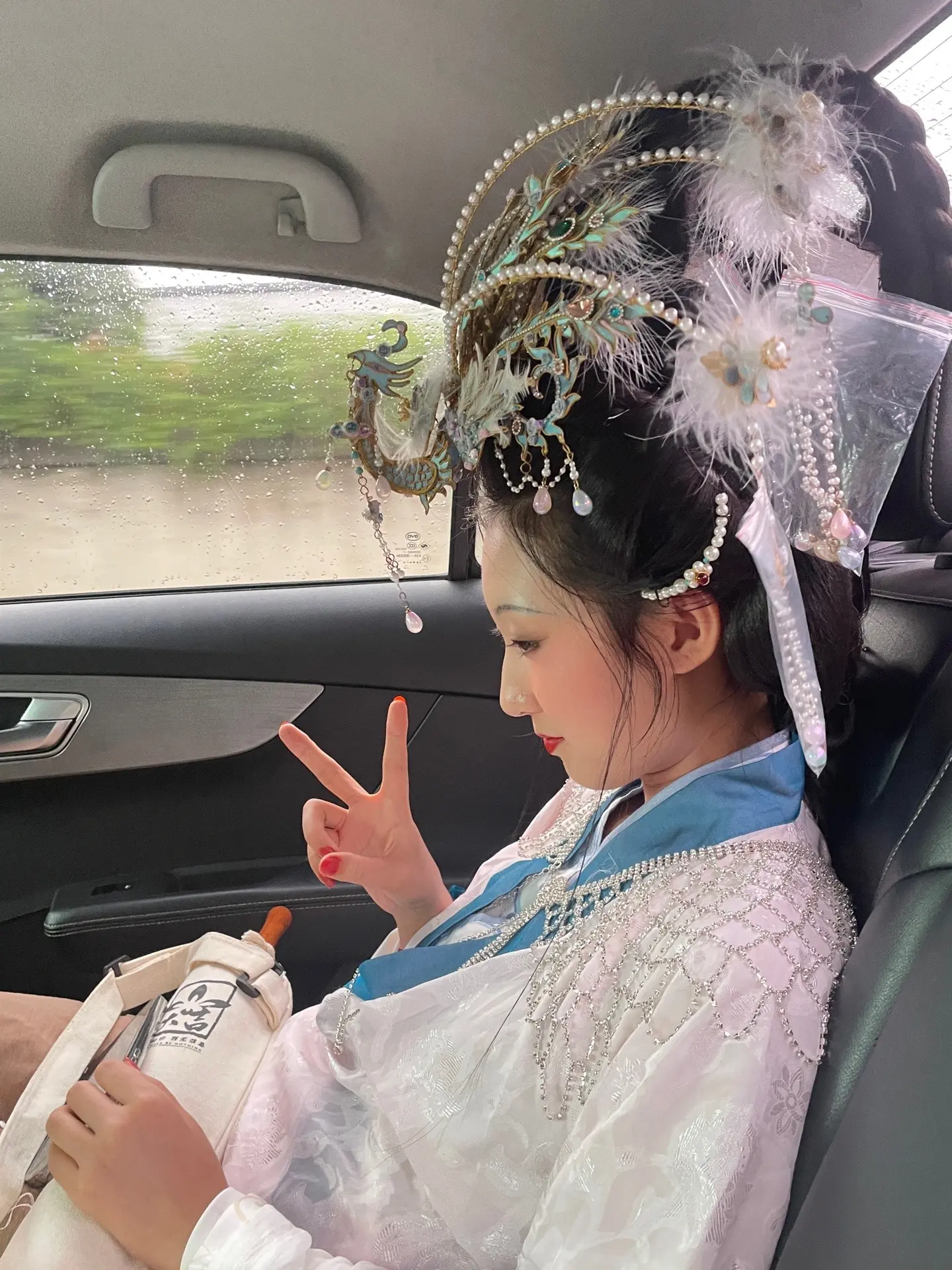“你这么年轻，应该趾高气昂”到底是什么让你低下了高贵的头颅，汉服女孩绝不认输🥹