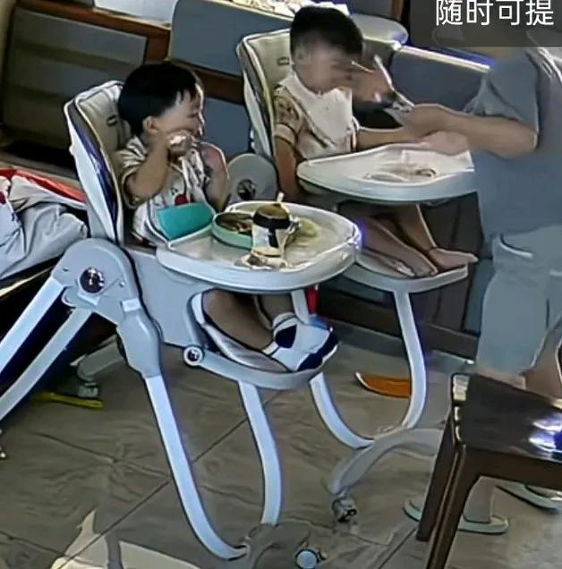 妈妈出门一个小时后，在监控上看到保姆在家打孩子，并且连续打了好几次，
这个保姆明