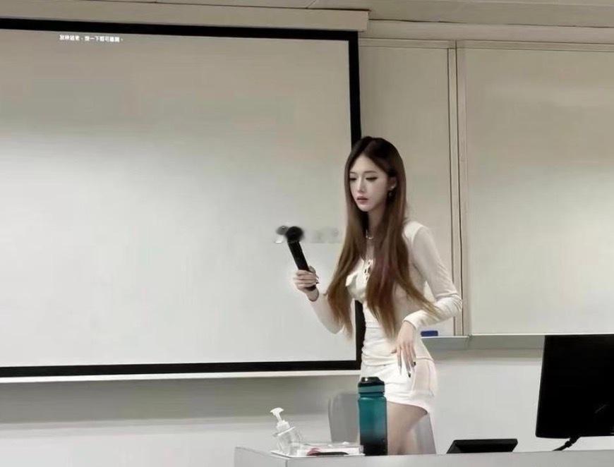这么漂亮的老师，你还会逃课吗 