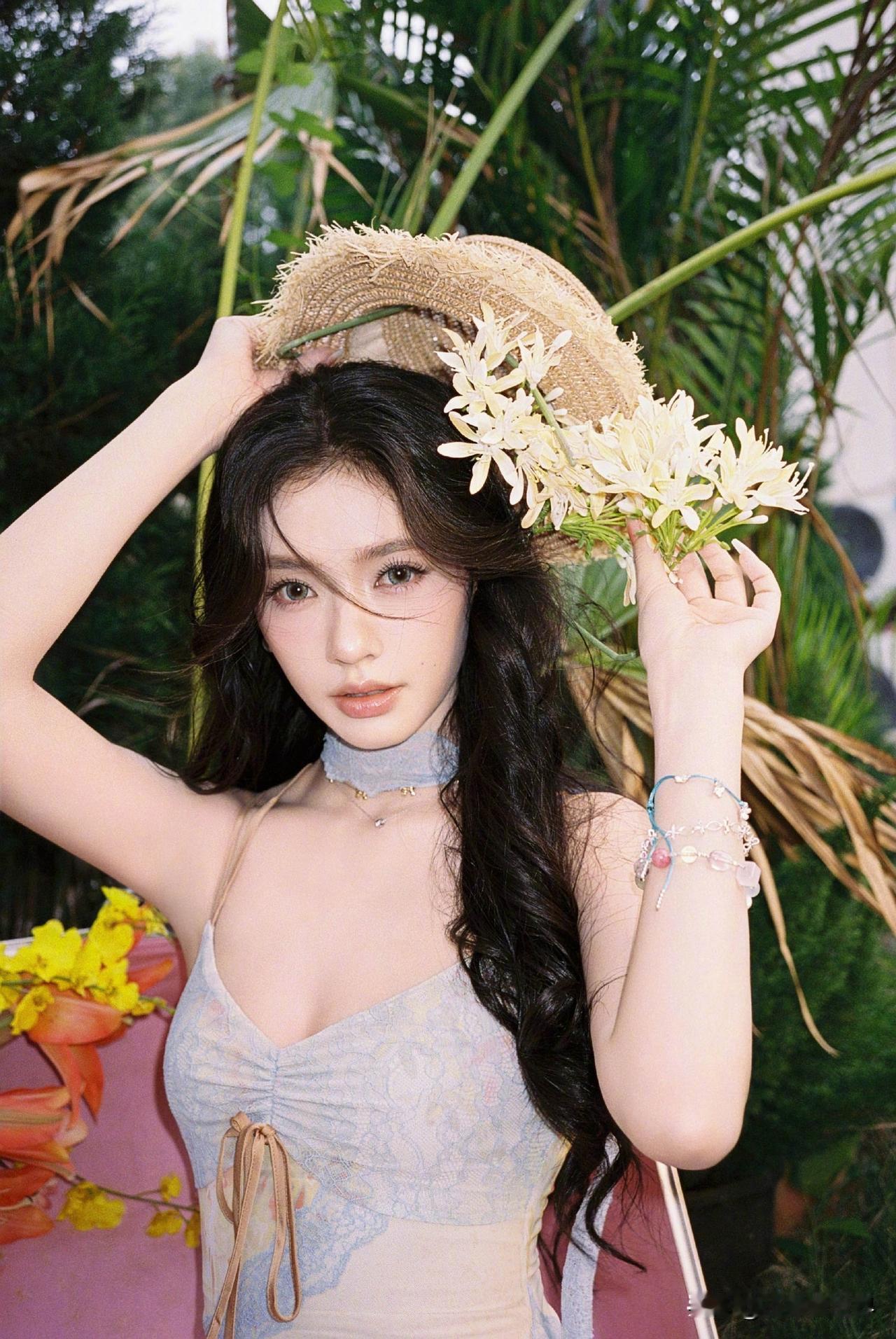 林允最新写真，轻影浮动，缤纷色彩在光影中尽情流淌，丝丝点点拼凑出夏日生机。林允照