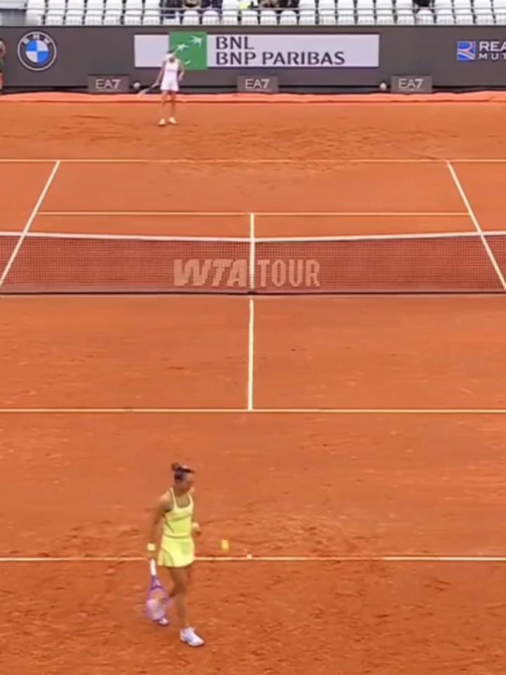 逆转女王上线，郑钦文三盘鏖战逆转邦达尔。
WTA1000罗马站女单首轮，逆转女王