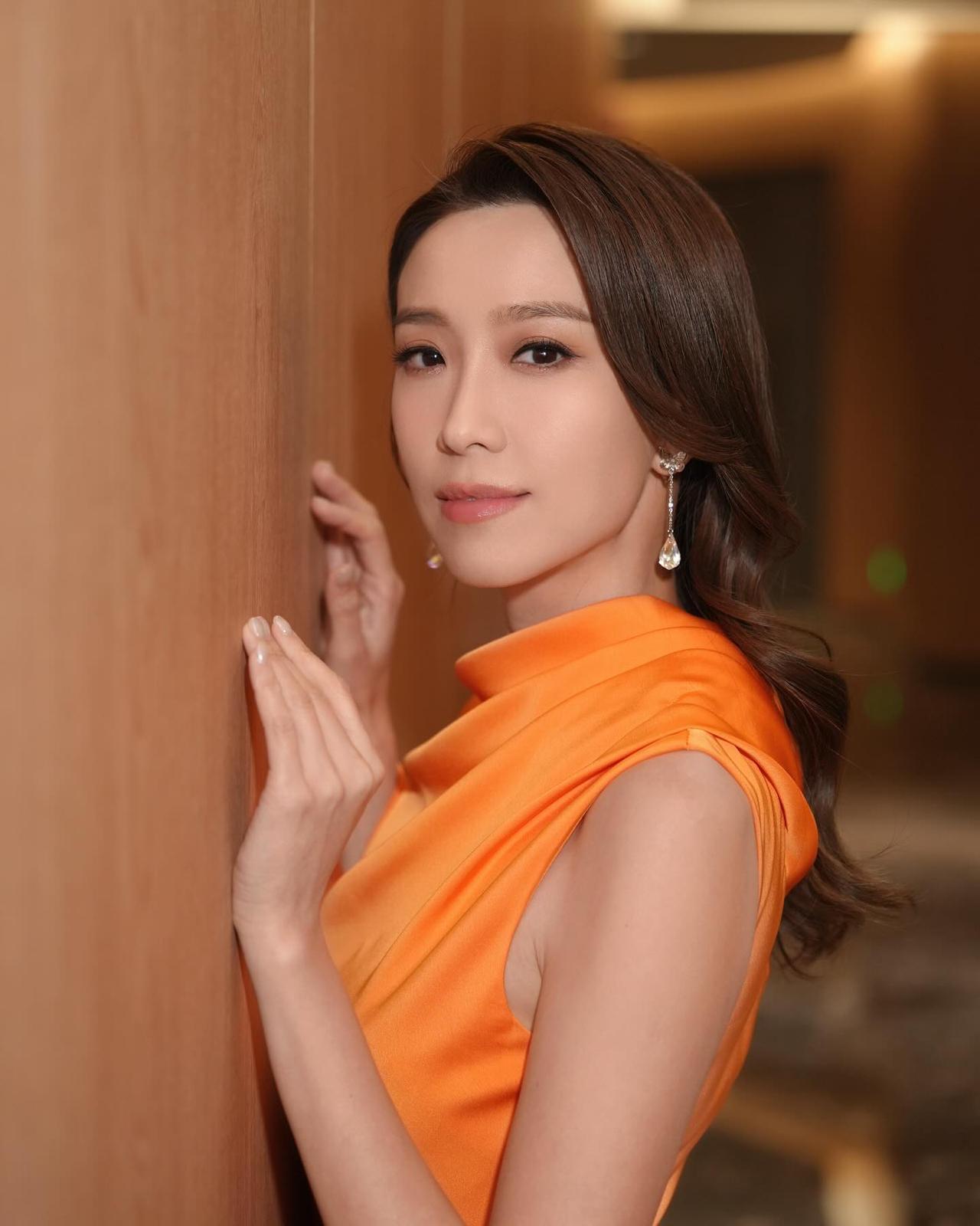 她在2003年已经在香港TVB拍戏，目前是TVB当红花旦，但今年都已经44岁还是