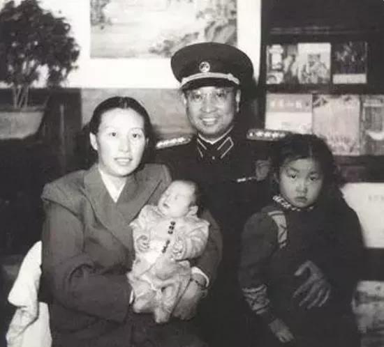 傅涯与陈赓相伴十八载深情，临终时却嘱咐子女：我死后别和你爸合葬，你们愿意遵从她心