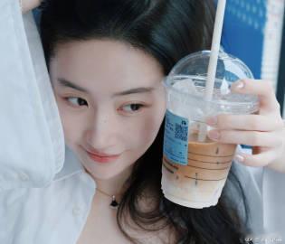 刘亦菲瑞幸代言好清新刘亦菲活人感满满的瑞幸代言照夏日清新感拉满，刘亦菲瑞幸代言照
