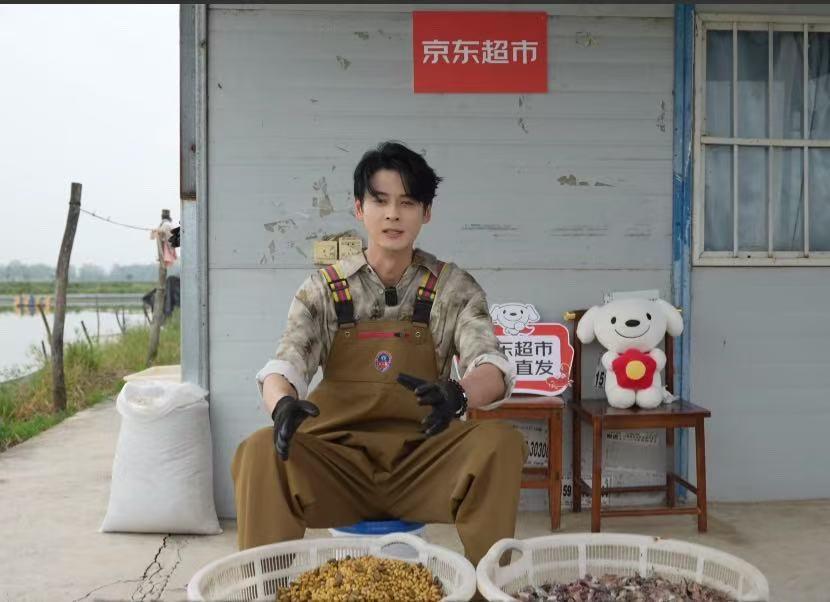 郭品超跨界养蟹：偶像男神的暖心田园蜕变

曾因《斗鱼》走红的偶像男神郭品超，录制