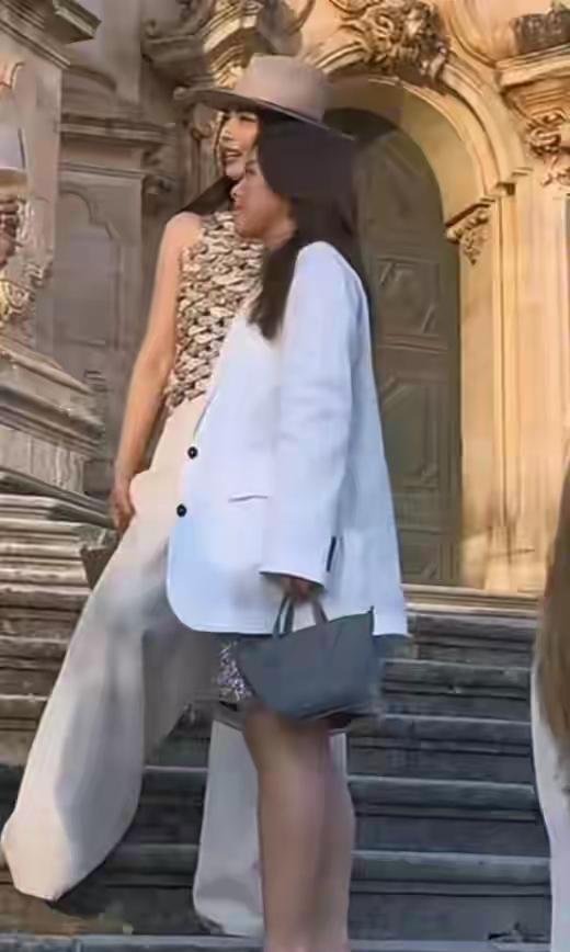 刘涛携18岁女儿王紫嫣现身意大利西西里，出席国际品牌时尚活动。
 
活动现场风光