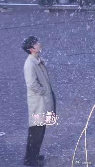 不知道 肖战的比例很曼妙肖战直接把基础穿搭穿成高定！《小城良方》比例曼妙，破碎局