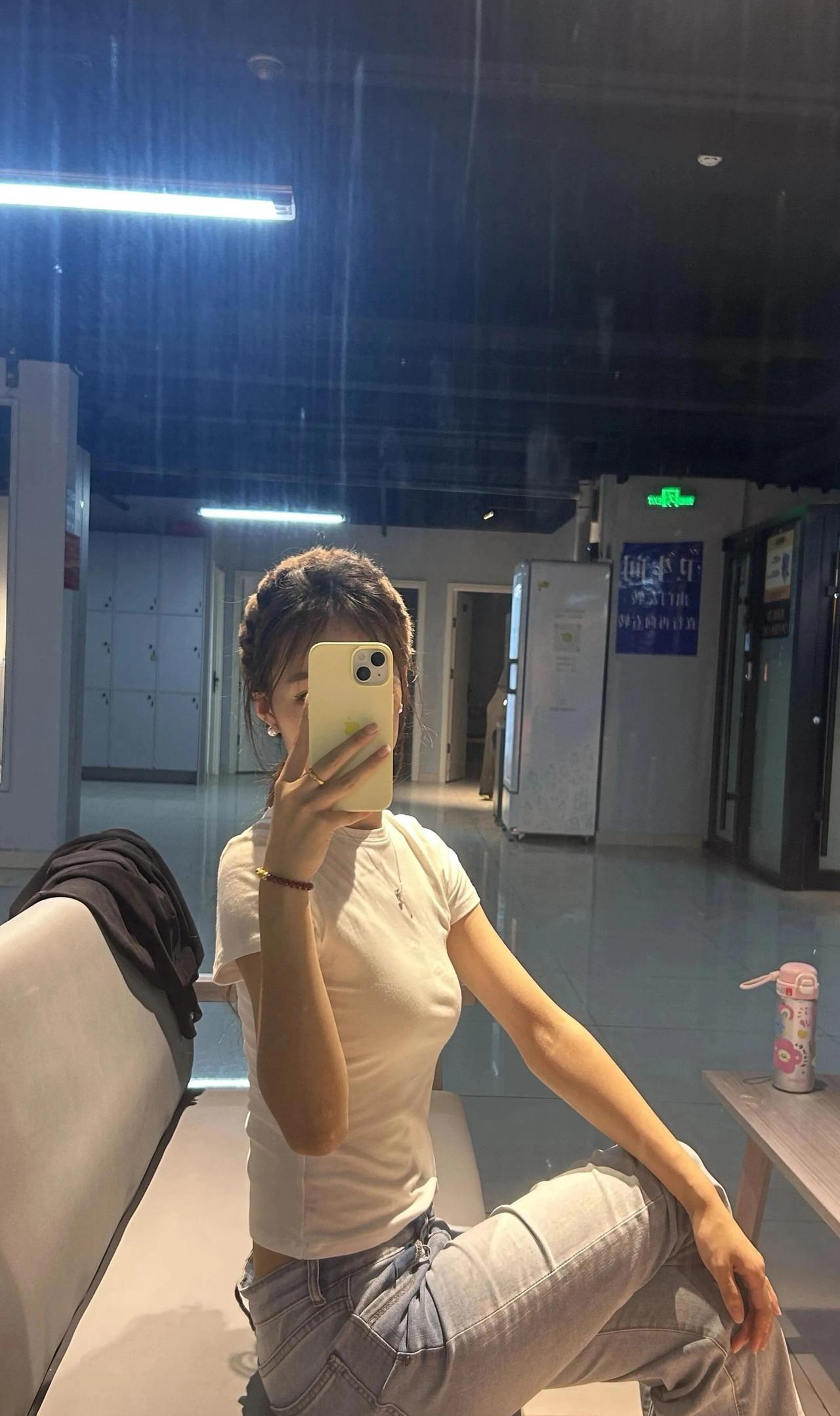 怎样穿搭知性又显身材?
