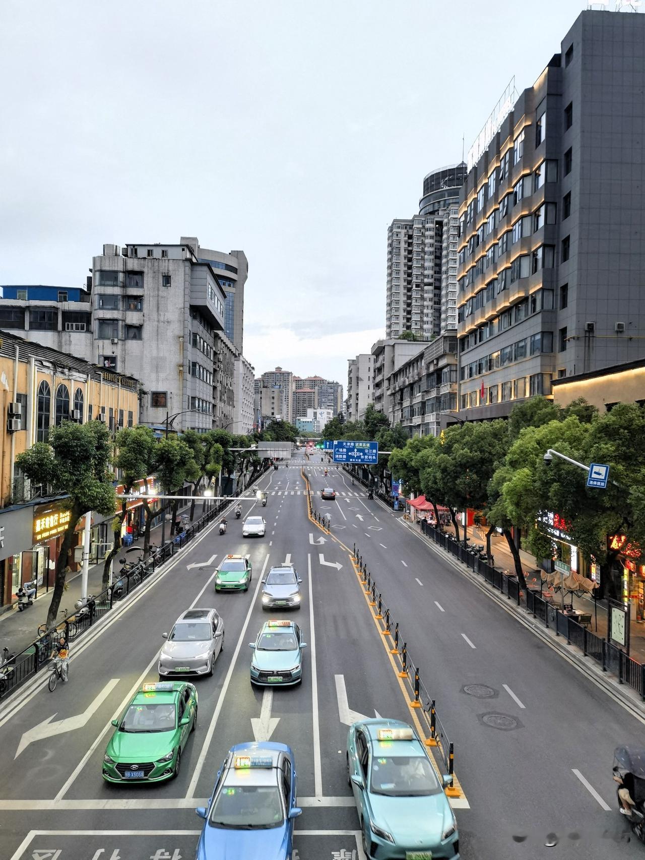我认为越多越好。

每个朋友都是一扇窗，让我看到不同的风景，有人陪你疯，有人听你