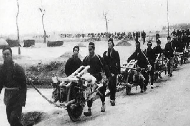 1948年，淮海战役，一位农夫上前线送子弹，返回时，一束手电筒的光束射来，对方怒