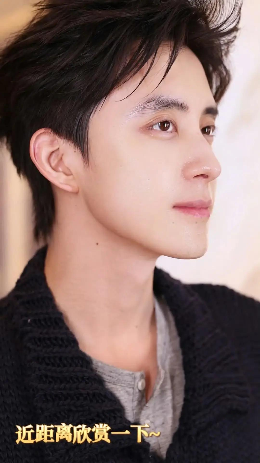 敖瑞鹏能不能出一个护肤教程，我愿意逐帧学习。素颜皮肤细腻有光泽，太羡慕了。