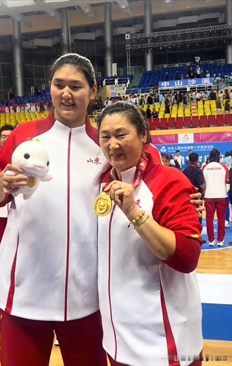 张子宇的妈妈于瑛，是前女篮国手，身高1米98，曾经的山东女篮主力中锋。
退役之后