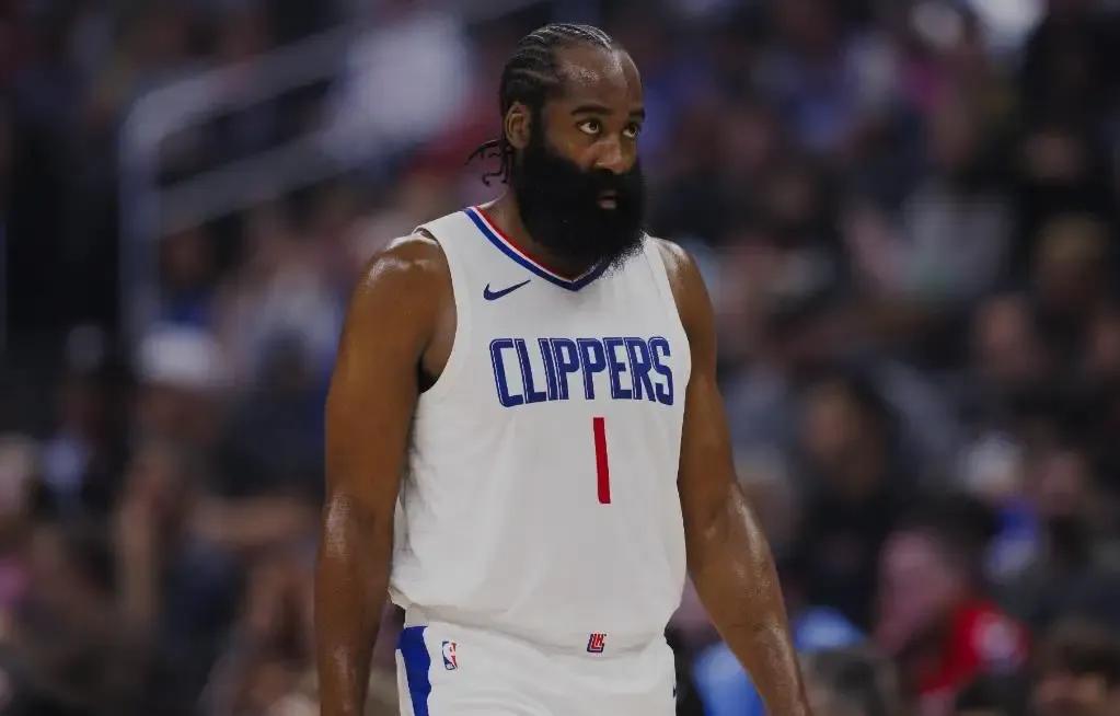 放太阳进前六，下场比赛快船轮休哈登和小卡，乔治单独带队了。
第一，快船下场比赛迎