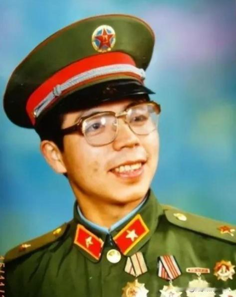 1984年，一名解放军战士不慎摔落悬崖和部队失去了联系，但令他万万没想到的是，他