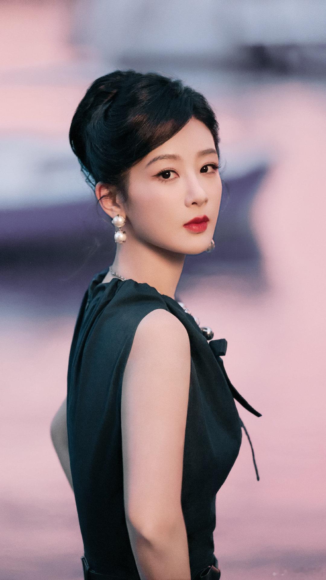 杨紫持续输出换来的行业回馈回看杨紫二十多年的演艺生涯作为90后首位白玉兰视后，这