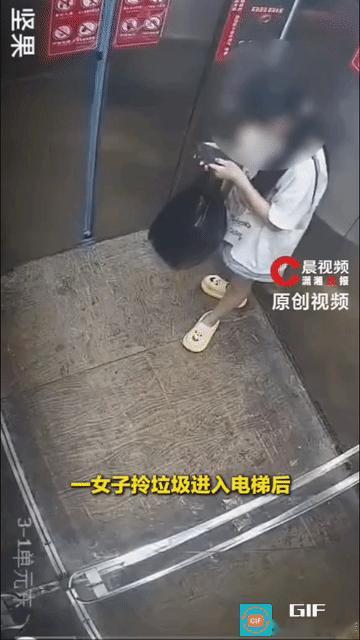 有其母必有其子！男孩用身体挡着电梯门等母亲，同乘女孩催促了几句。母亲上电梯后，发