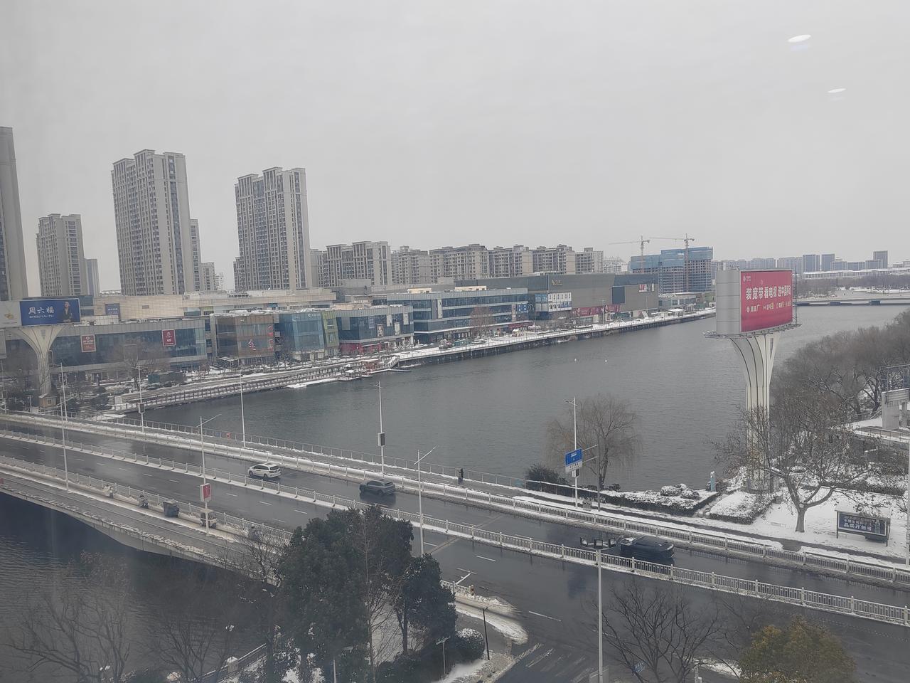 经过昨天暴雪洗礼，在相关人员努力清雪下，主要道路已无积雪