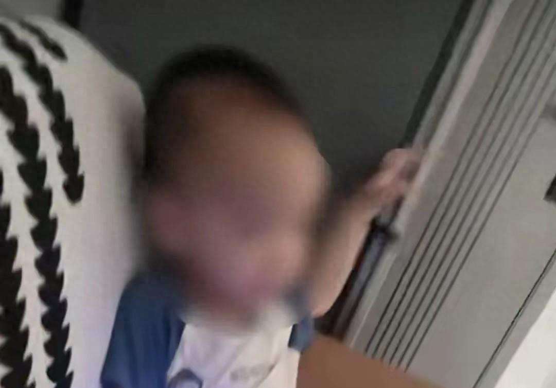 广东开平1岁半男童遭父亲女友三次踢腹内脏破裂身亡，生父出具谅解书引巨大争议

一