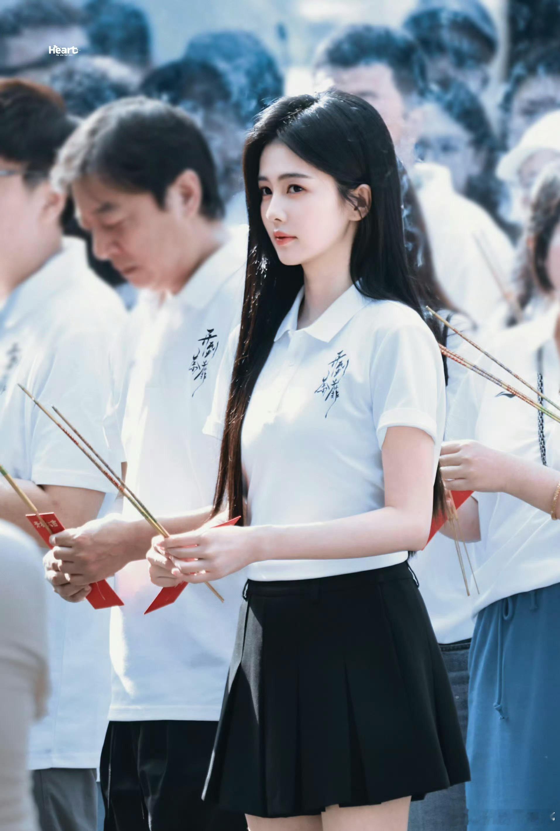 白鹿摔倒报平安白鹿今天在佛山开机现场摔了一跤，下台给粉丝打招呼的时候没留意台阶高