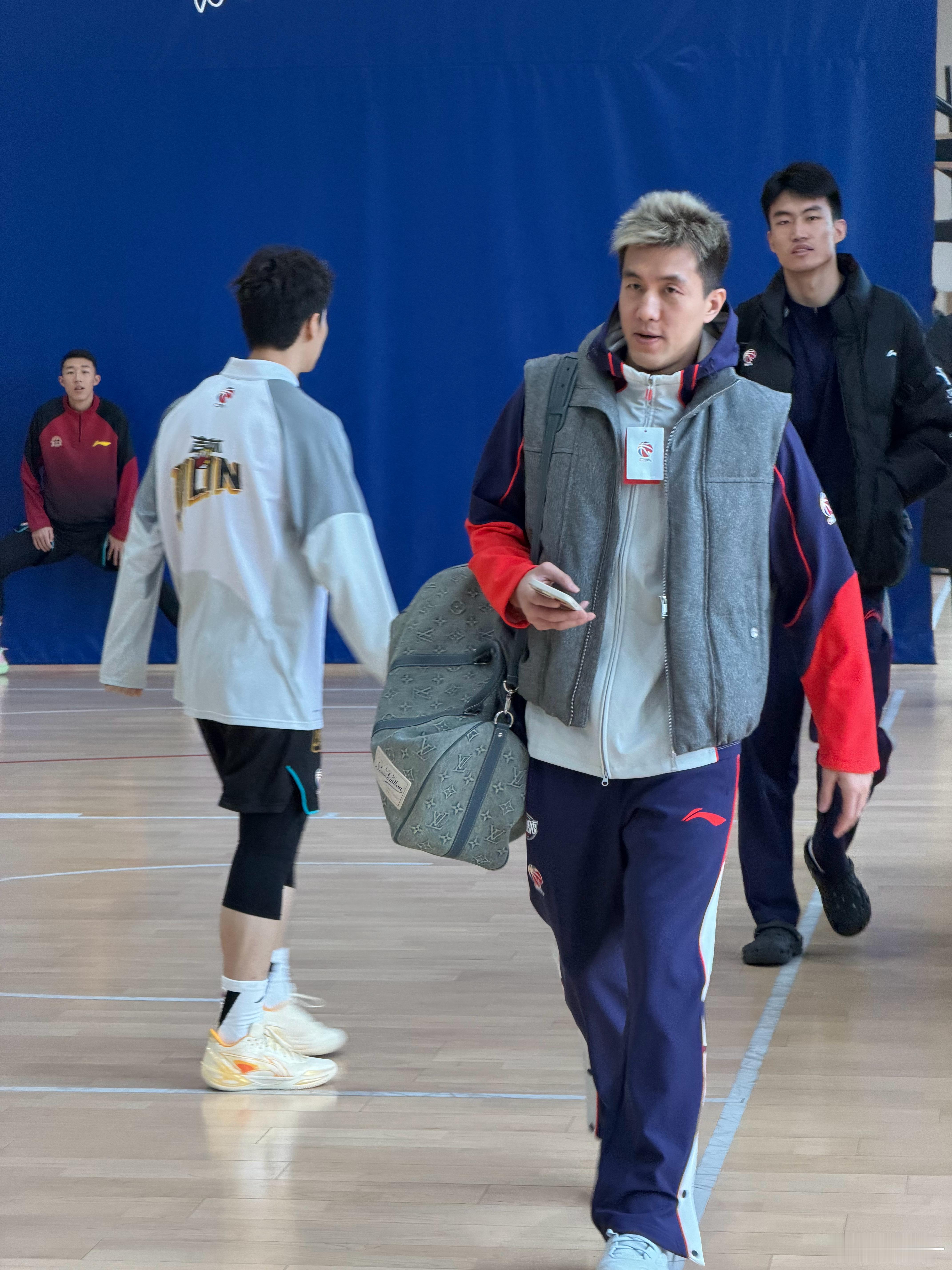 郭艾伦结束上午的体测咯，不剪吊牌穿搭整上了～